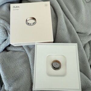 Oura Ring 4 in Shiny Silver